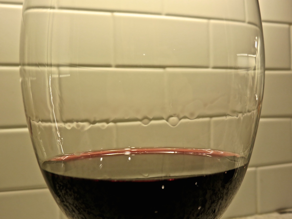由Marangoni效应引起的葡萄酒眼泪的玻璃。