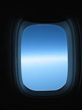 这个飞机窗有柔软的圆角。