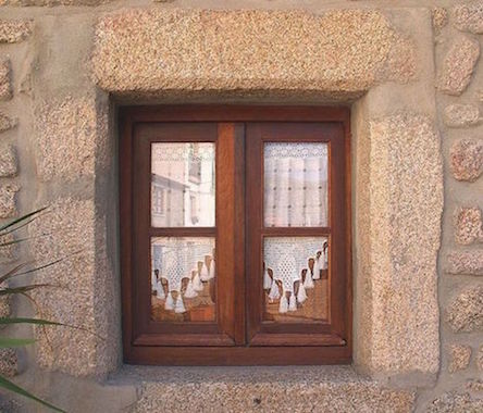 一张照片，显示一个带有尖角的窗户。