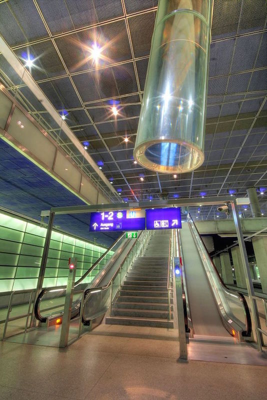 地铁站内使用光管的图片