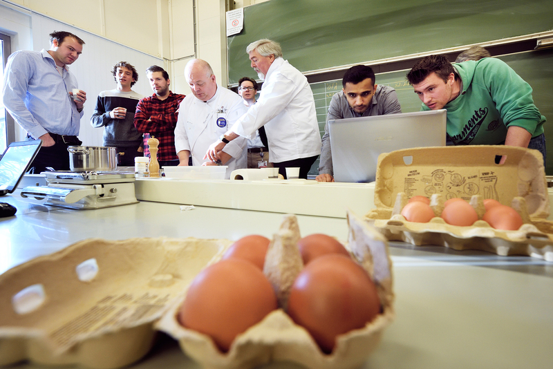 学生研究如何在模拟的帮助下制作完美的煮鸡蛋。