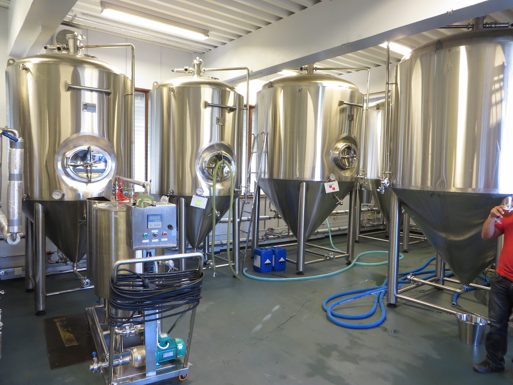 啤酒酿造中使用发酵罐的照片。