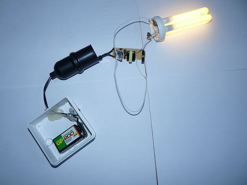 照片展示由电池供电的灯泡。