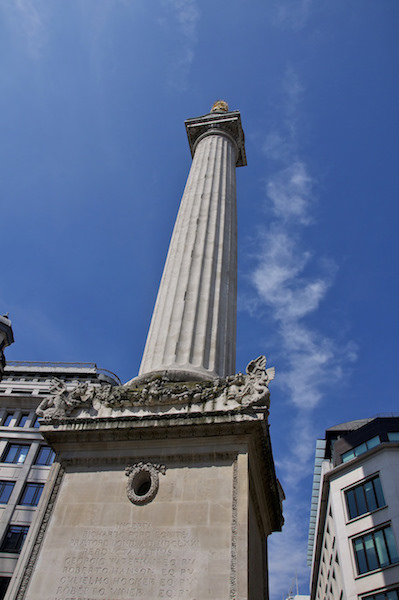 纪念伦敦大火的纪念碑的照片。