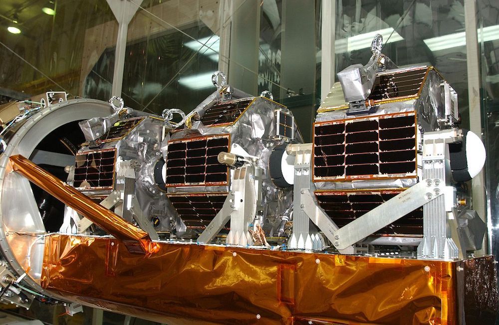 一张照片显示了NASA太空技术5任务中使用的微卫星。