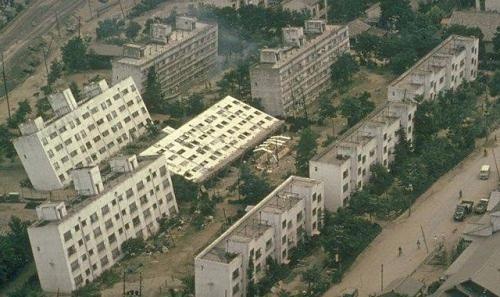 1964年年年地震后倾斜建筑物建筑物照片