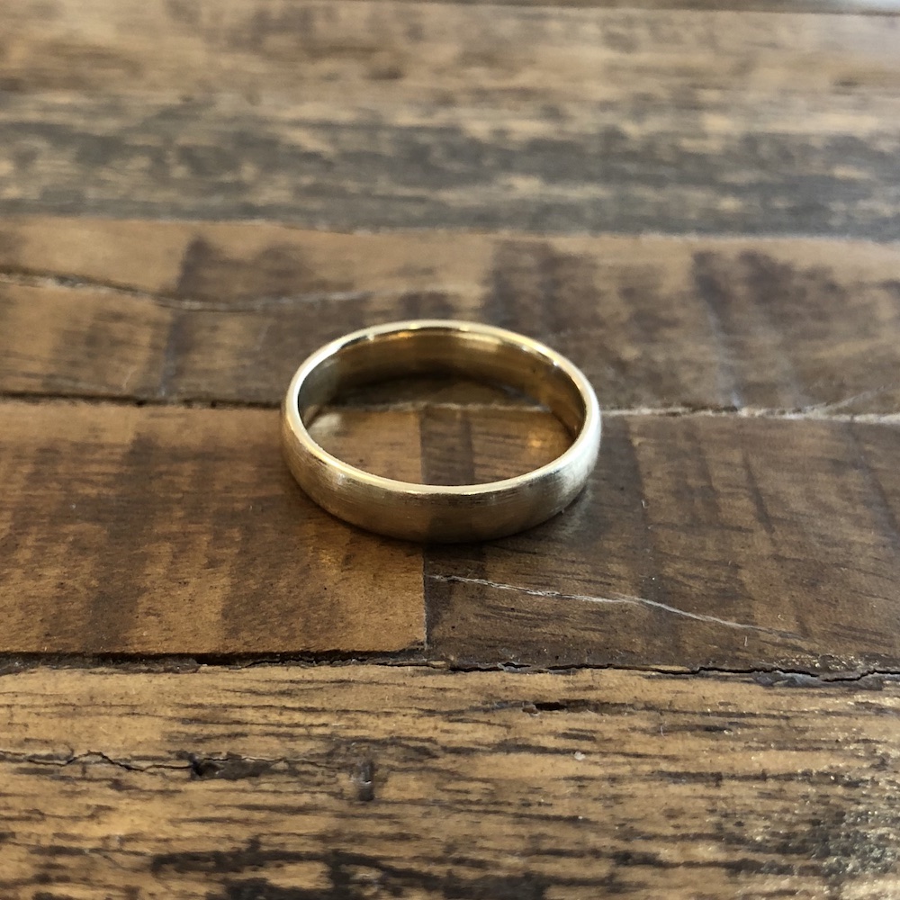 一张由黄金制成的戒指的照片。