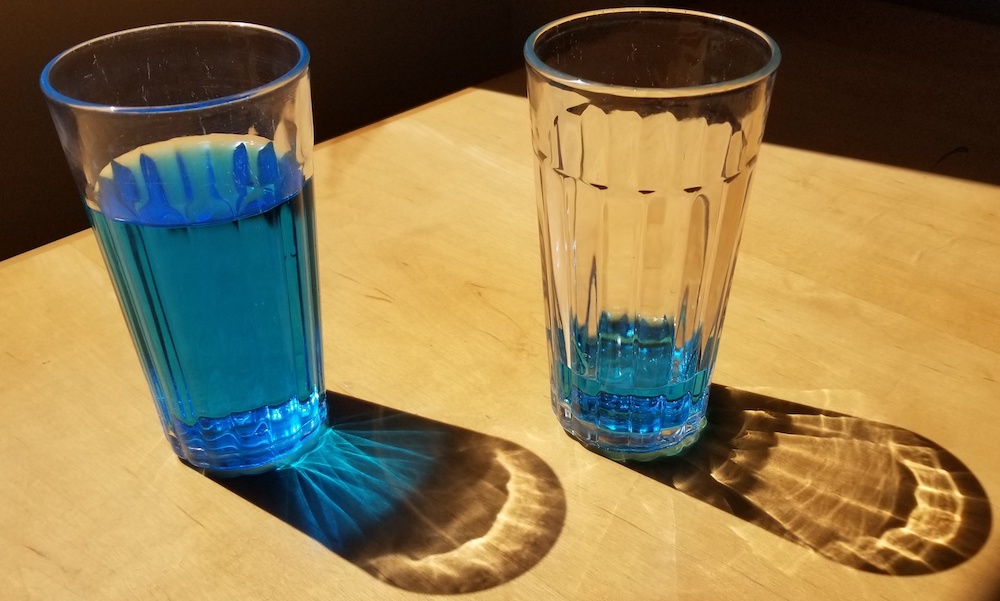 两块照片展示电极平衡概念饮料的不同的水平。