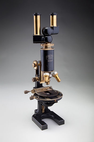 与卡尔·蔡司（Carl Zeiss）开发的相似的化合物显微镜照片。