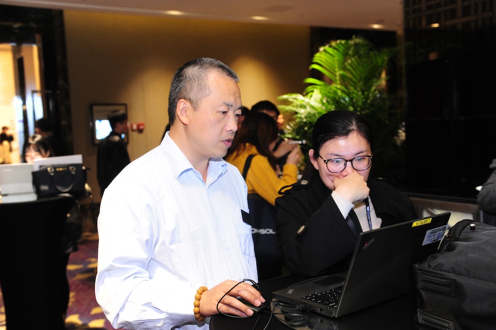 Comsol China的技术总监Gang Wang博士与与会者讨论了建模。