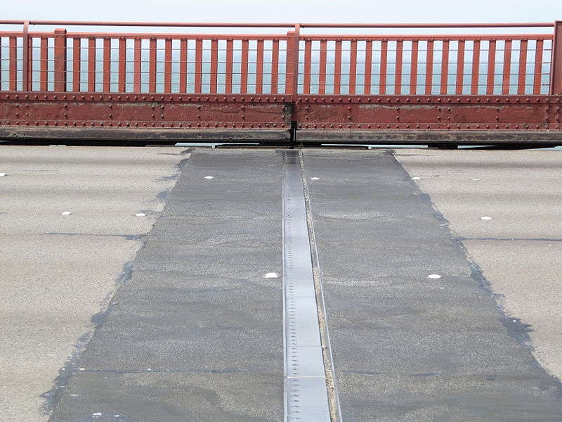 金门大桥图片，在热膨胀，这些下，这些桥梁提供了伸缩。