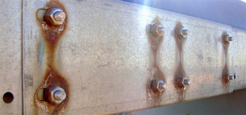 螺栓在板上的电腐蚀的照片。