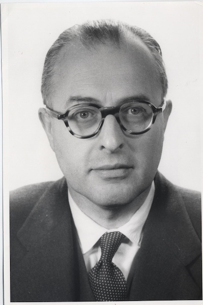 Geoffrey Dummer，他首先提出了综合电路的想法。