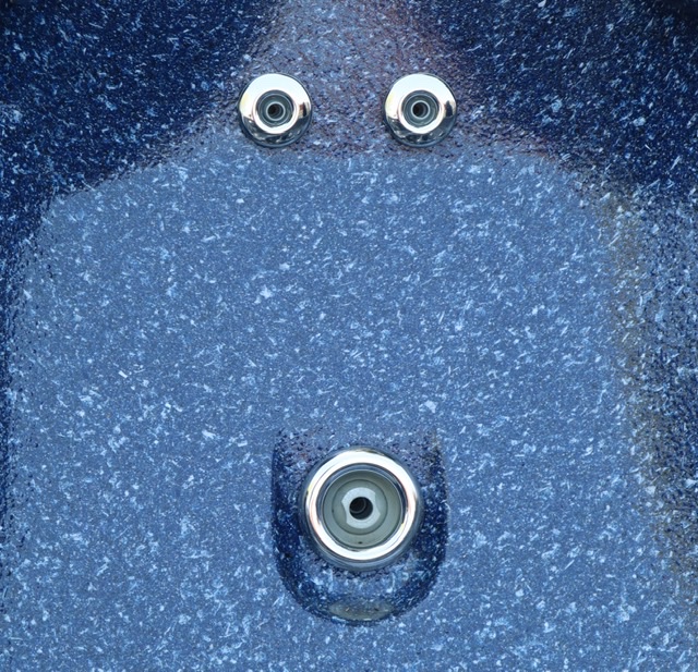 热水浴缸喷气机的特写照片，形成了看起来像人脸的东西，这是一种叫做pareidolia的效果。