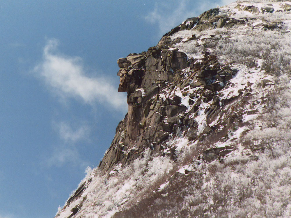 2003年之前，新罕布什尔州的山上的老人倒塌了。