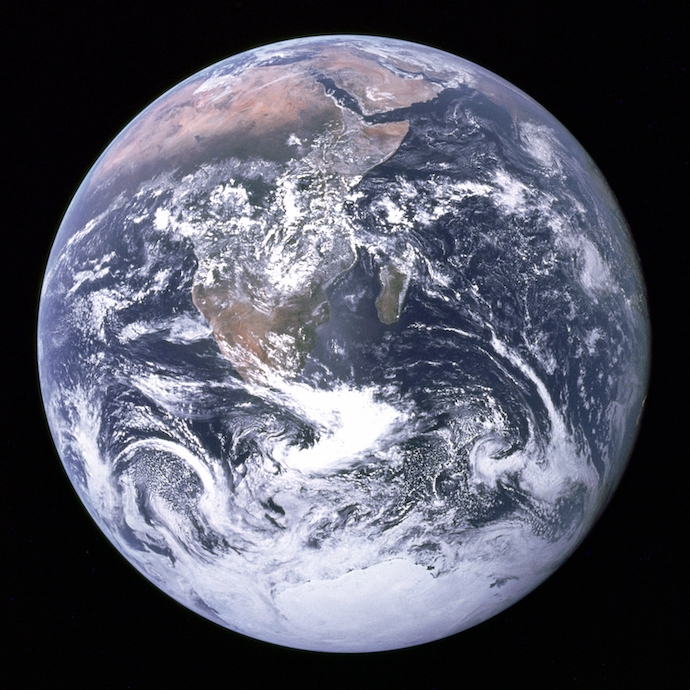 地球的照片是由阿波罗17号船员拍摄的。