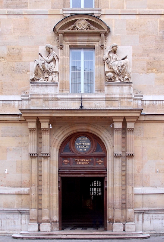 法国École正常Supérieure入口的照片。