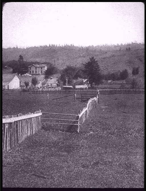 1906年年一张照片显示位于断层线上上的，栅栏的的的的