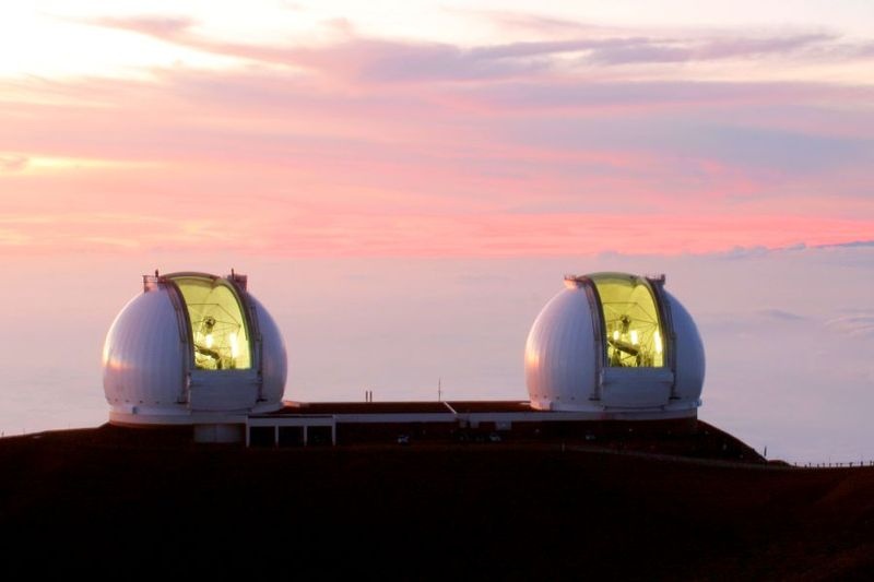 在粉红色紫色背景下拍摄的台凯克望远镜的照片