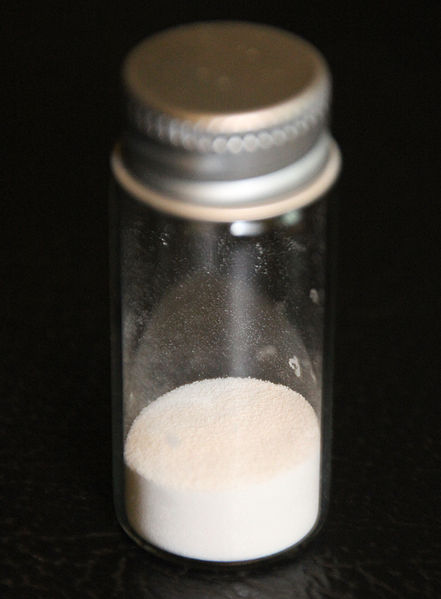 一瓶的粉末状聚氯乙烯瓶的照片。