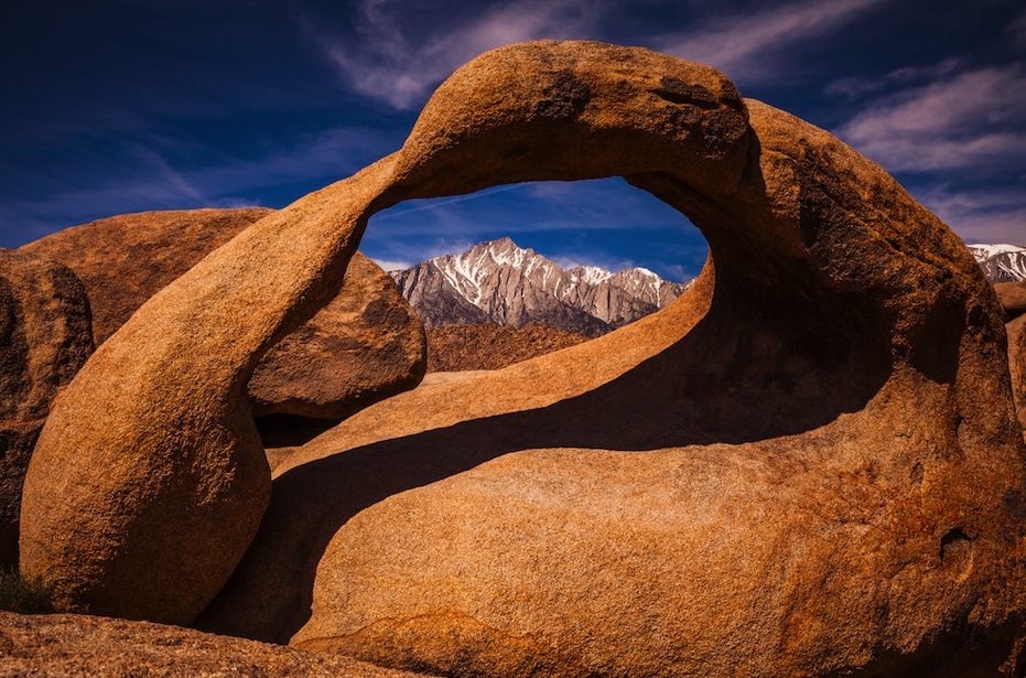 位于加利福尼亚州Inyo县的Mobius Arch Rock组的照片。