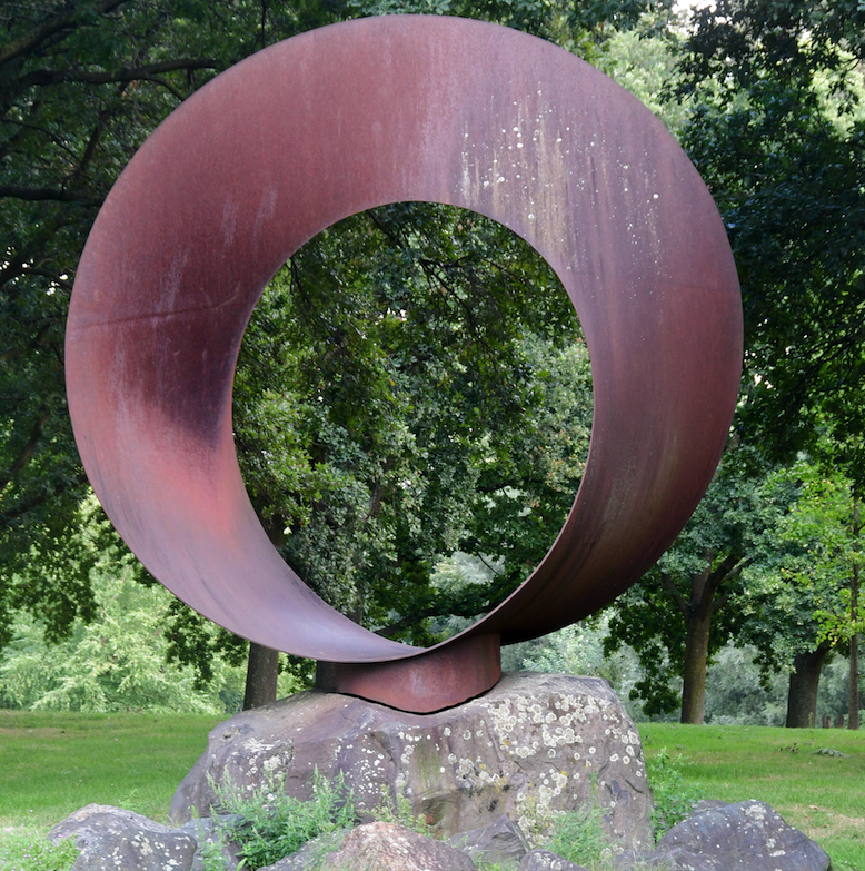 由奥古斯特·莫比乌斯（August Mobius）设计的Mobius雕塑环的照片。