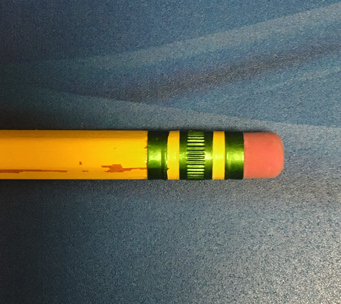 典型黄色笔末端照片，带有带有橡皮橡皮橡皮