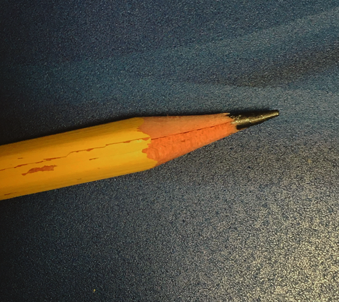 典型的黄色铅笔的尖锐点的照片。