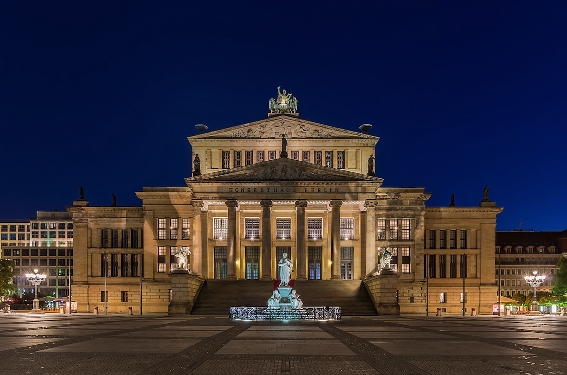 夜间柏林剧院的图像。