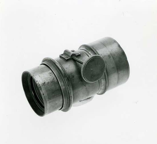 佩茨瓦尔镜头组件外壳的黑白照片。