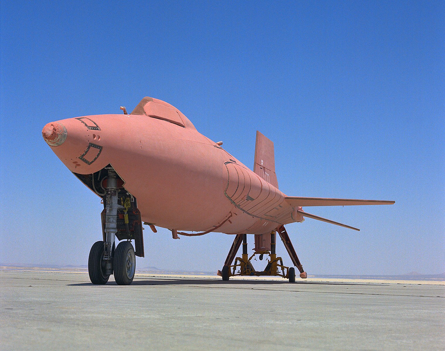 带有粉红色消融屏障涂层的飞机。