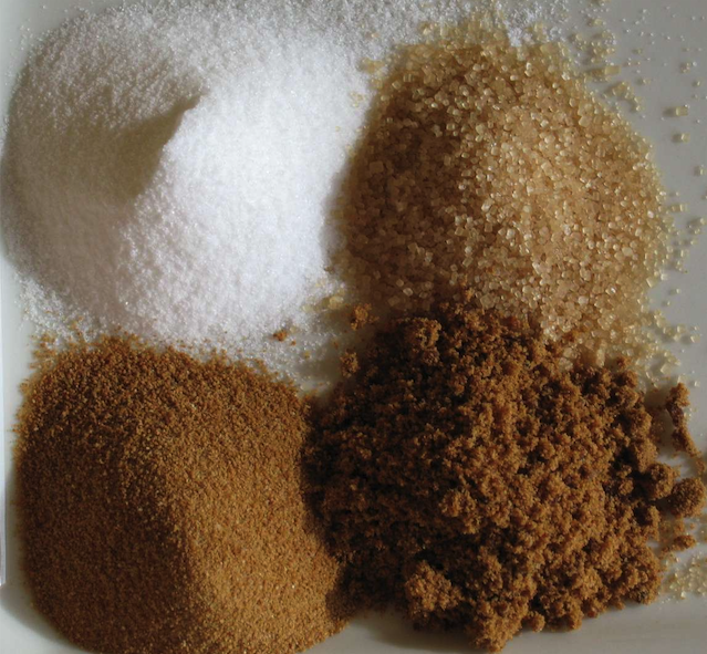 白色精制，未精制，棕色和未加工的甘蔗糖的特写图像（从左上方顺时针示出）。