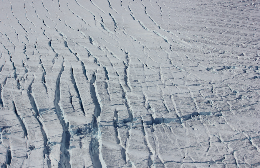 nioghalvfjerdsbræ冰川裂缝特写图像。