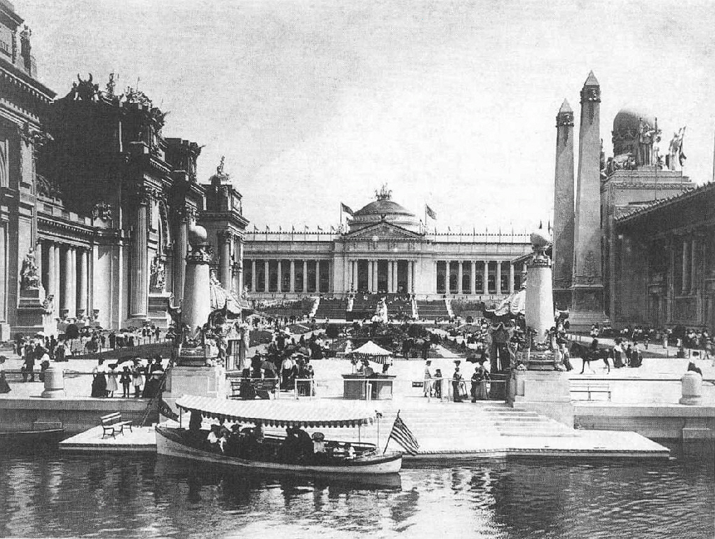 在1904年圣路易斯世界博览会上的水道上的建筑物的黑白照片。